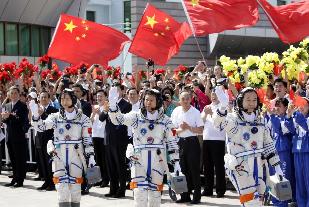 Like Like Love Haha Wow Sad Angry चीनचे तीन अंतराळयात्री १३ दिवस अवकाशात वास्तव्य करून सुखरूपपणे पृथ्वीवर परतले आहेत. या...