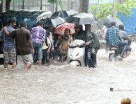 सतत तीसरयाही  दिवशी पाऊस आलेल्या मुंबई आणि संपूर्ण महाराष्ट्रात पाणीच पाणी झालेलं आहे. बुधवारी दिवसभर पावसाच्या जोरदार सरींनी मुंबईकरांना चिंब...