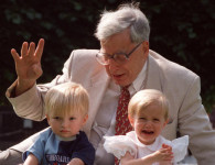टेस्ट ट्यूब बेबी चे जनक रॉबर्ट एडवर्डस्  यांचं वयाच्या ८७ व्या वर्षी निधन झालंय.  एडवर्डस यांचा जन्म २७ एप्रिल १९२५...