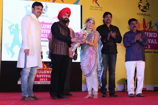 Charan Sing Sapra honouring Sonali Kulkarni at Mulund festival