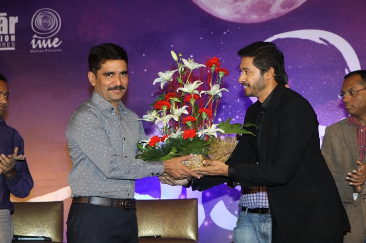 Shreyas Talpade presenting a bouquet to guest of honor Additional Commissioner of Police, Vishwas Nangare Patil